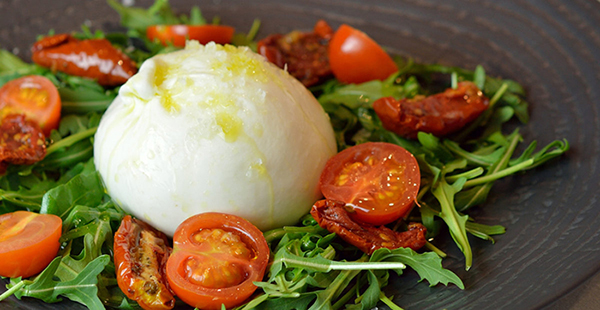 Queso burrata con tomate seco - Restaurante Mozzafiato